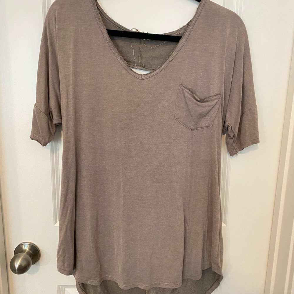 TAUPE SCOOP NECK TEE W OPEN BACK